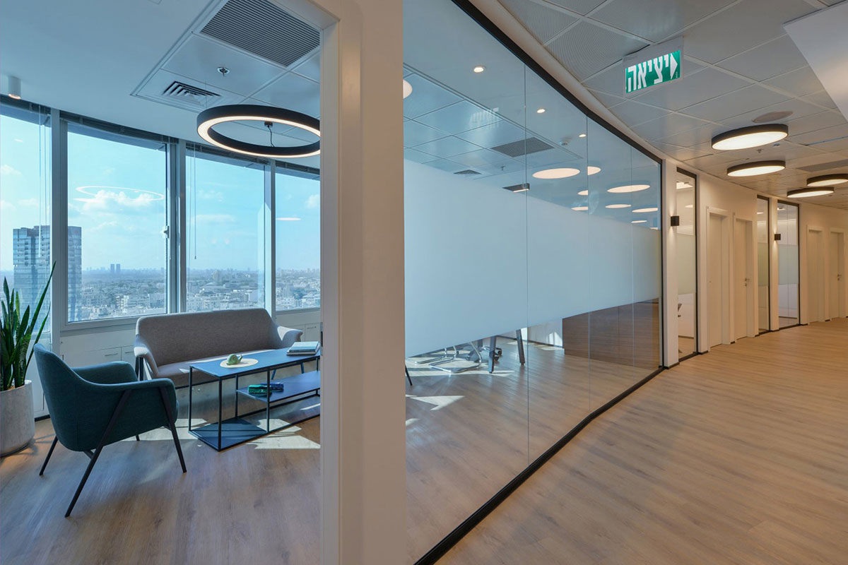 מסדרון עגול וחדר ישיבות ראשי