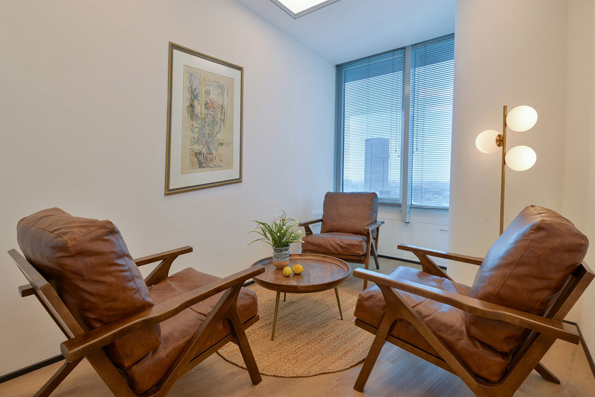 חדר ישיבות ספות עור