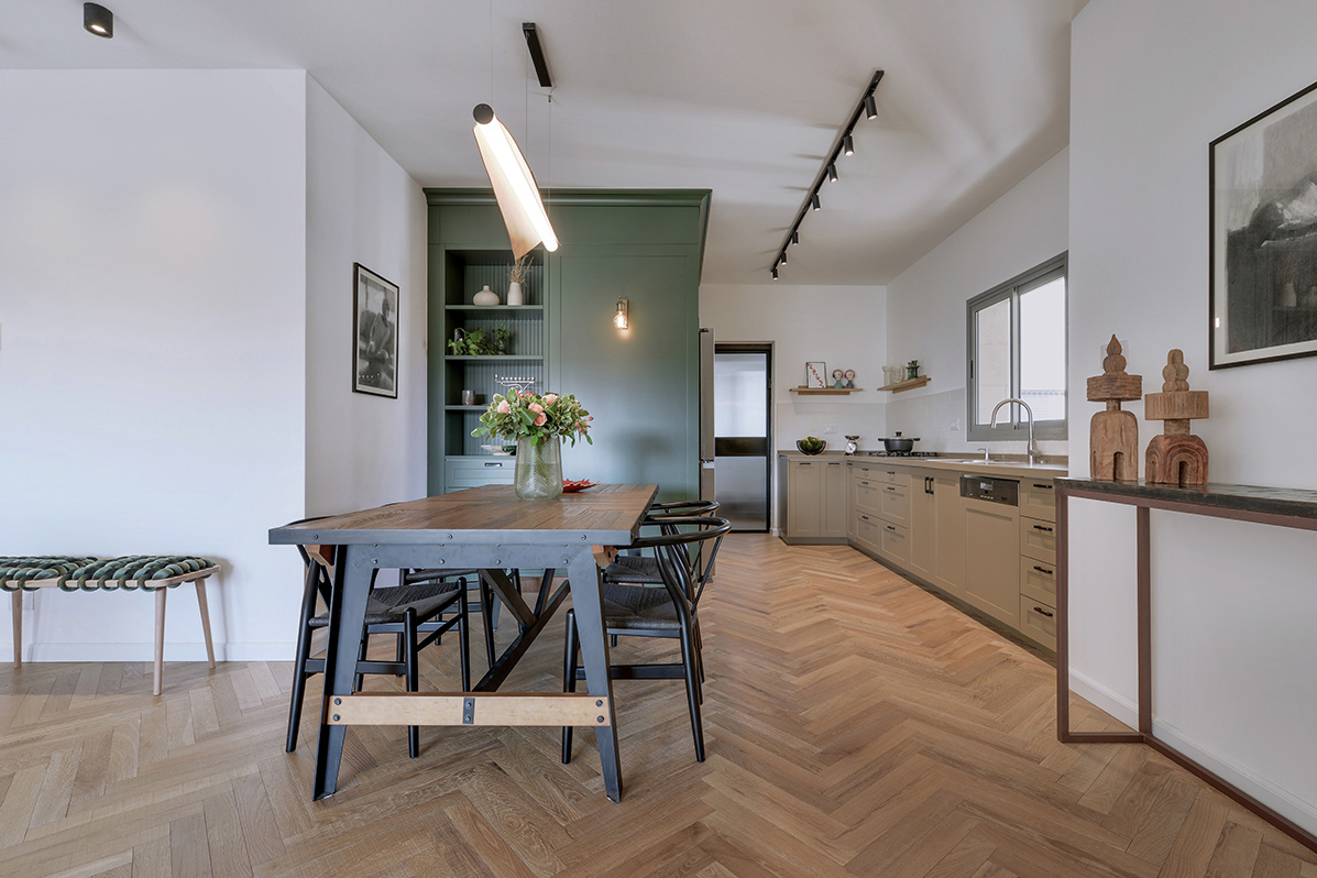 קיר ירוק מטבח ושולחן אוכל