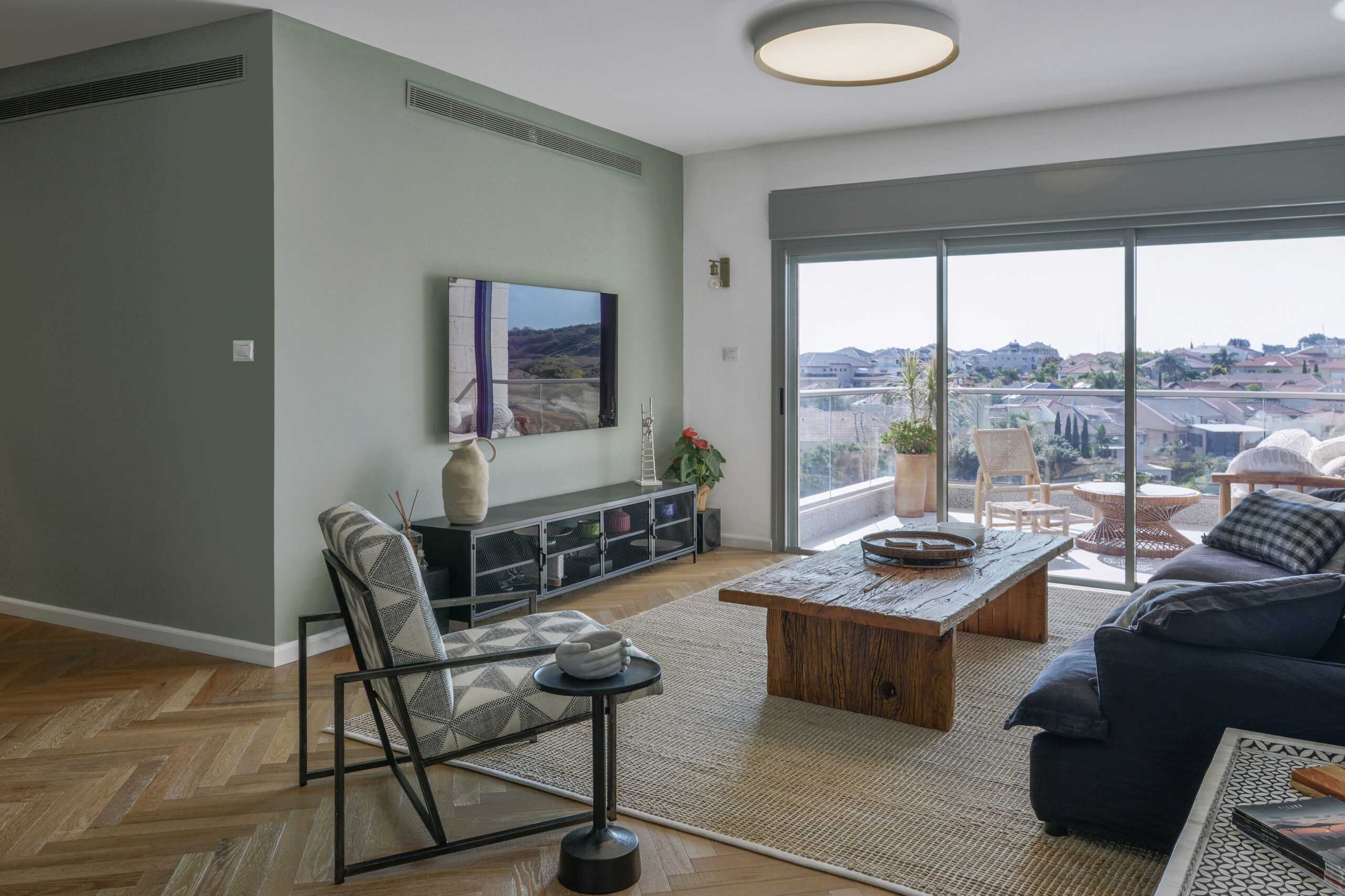 קיר ירוק מעושן סלון