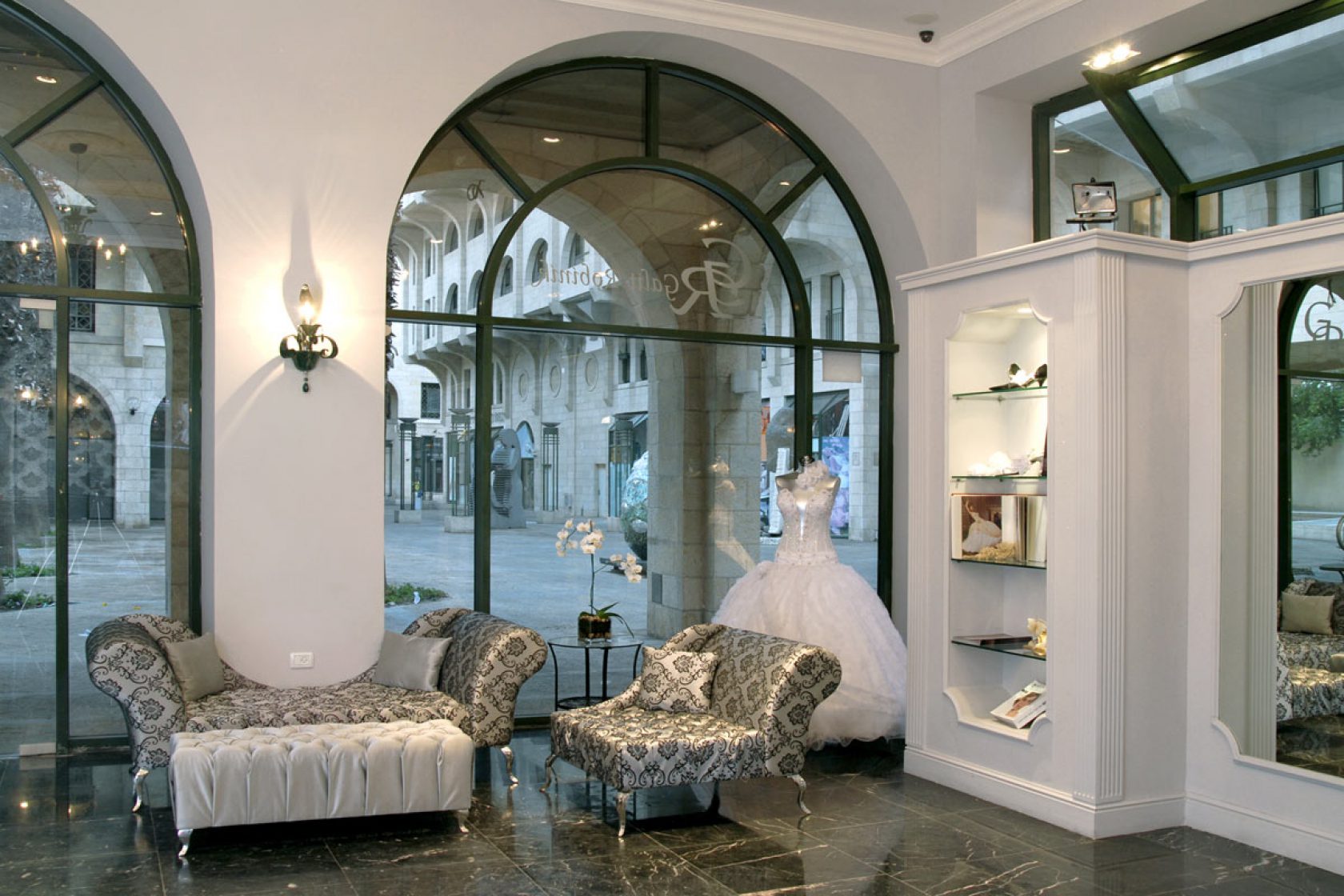 <u>סטודיו לכלות<br/> בחצרות יפו</u><i>Wedding Dresses Studio<br/>in Jaffa Courts</i>